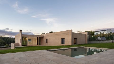 La Casa LD est� situada en el entorno de A Coru�a, un trabajo del estudio Sea Arquitectos.��La gran pendiente del terreno nos indicaba que deb�amos de elevarnos con la vivienda para mejorar las vistas y conectarnos con toda la zona de d�a y piscina hacia el sur�.
