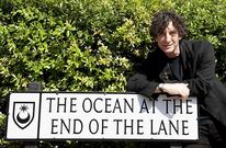 Gaiman, con una se�al que reproduce el t�tulo original en ingl�s de su �ltima novela. 