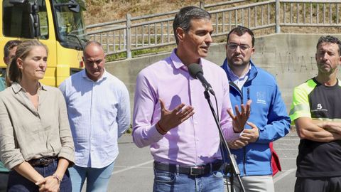 El presidente del Gobierno, Pedro Snchez (c), acompaado por la vicepresidenta tercera y ministra para la Transicin Ecolgica y el Reto Demogrfico, Sara Aagesen (i), y el presiente de Asturias, Adrin Barbn (2d), hace una declaracin durante su visita al Puesto de Mando Avanzado de Degaa (Asturias), en donde se concentran los mayores esfuerzos de los equipos de extincin en Asturias