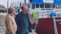 Basilio Otero charlando a pie de muelle en el puerto de Burela, meses atrs