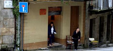 Dos mujeres apostadas a la puerta de uno de los locales que a�n sobreviven en la calle Cruz verde, a dos pasos de la Pinacoteca.