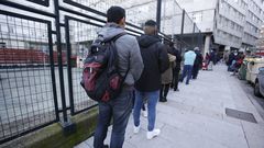 Colas para recoger alimentos en la asociaci�n Renacer