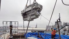 Maniobra de extracci�n del motor principal del patrullero Centinela