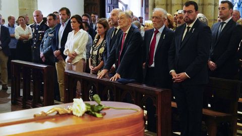 Cientos de personas han dado este viernes el último adiós al que fuera presidente del Principado entre 1993 y 1995, Antonio Trevín