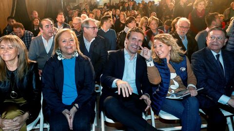 El presidente del PP, Pablo Casado (c), acompa�ado de la candidata del partido a la presidencia del Principado, Teresa Mallada (2d) 