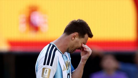 Lionel Messi, lament�ndose tras el pitido final del partido entre Espa�a y Argentina.