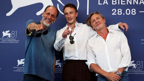 Guadagnino, con los actores Drew Starkey y Daniel Craig, en Venecia.