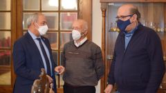El presidente de la Diputaci�n, Jos� Tom�, durante la firma del convenio con Jos� Manuel Pac�n (presidente de la asociaci�n vecinal de Couto) y con el alcalde Ramiro Moure