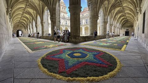 Celebracin del Corpus en Ourense. Alfombras florales en el claustro barrroco de Celanova