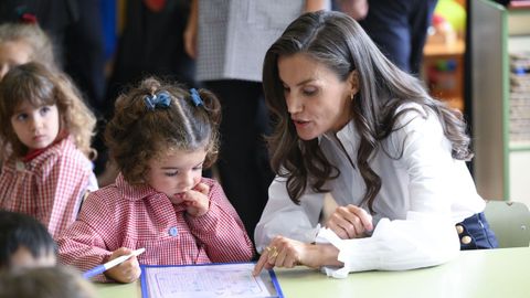 La reina Letizia, durante el acto del inicio del curso escolar este jueves en su antiguo colegio, La Gesta, en Oviedo