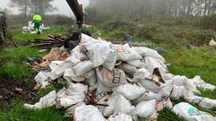 Limpieza de un vertedero incontrolado en Moug�.