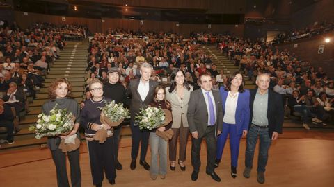 Rueda, Paula Prado, Elena Candia y Ram�n Carballo posaron con la familia de Cacharro Pardo