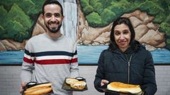 Francisco y su madre, Isabel, con algunas de las delicias venezolanas que proponen en Paradise
