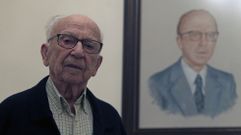 Carlos Bouza, en el sal�n de su casa de Monforte con una fotograf�a suya de joven en la pared