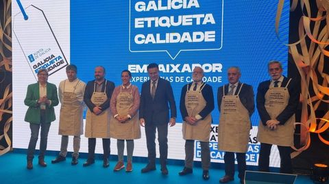 Los seis primeros embajadores de los alimentos de calidad diferenciada de Galicia junto a los conselleiros de Medio Rural y Mar, José González y Rosa Quintana, ante los que se comprometieron en Santiago a dar a conocer los sabores y garantías de las 36 certificaciones agroalimentarias.