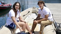 Noelia Rodr�guez y Pedro Cabrera, monitores del club de remo Vigo que rescataron a un hombre que cay� al agua con su coche en el muelle de reparaciones de Bouzas.Noelia Rodr�guez y Pedro Cabrera, monitores del club de remo Vigo que rescataron a un hombre que cay� al agua con su coche en el muelle de reparaciones de Bouzas