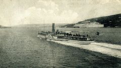 Barco de vapor Comercio ante el castillo de la Palma