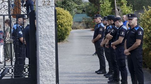 Los policías locales formaron un pasillo para esperar al coche fúnebre