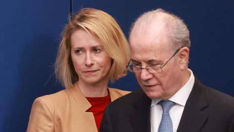 El primer ministro palestino, Mohamad Mustaf�, y Kaja Kallas, tras el encuentro en Bruselas.