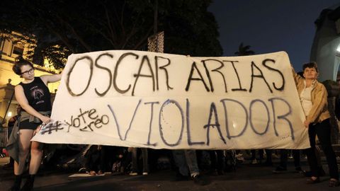 Grupos de manifestantes expresan su apoyo en las calles de San Jos�, capital de Costa Rica, a las mujeres que se atrevieron a denunciar al expresidente del pa�s