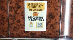 Uno de los carteles, en un ascensor de la Casa do Concello.