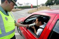 Imagen de archivo de un conductor realizando la prueba de alcoholemia en un control en Lugo