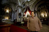 Encarnaci�n D�az Pereira ante la Virgen de los Dolores de la que fue camarera durante 32 a�os. 