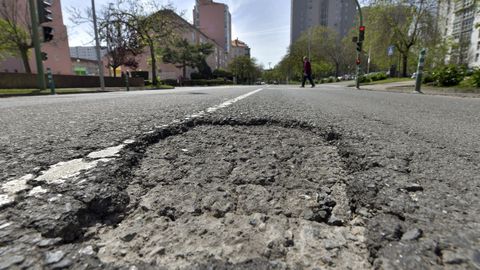 Mal estado del asfalto en Salvador de Madariaga, direcci�n Matogrande