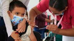 Un ni�o recibe la primera dosis de la vacuna contra el covid