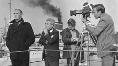 O director holand�s Joris Ivens -na foto, segundo pola esquerda, en outubro de 1965, durante a rodaxe da s�a curtametraxe documental �Rotterdam-Europoort� co escultor Carel Kneulman -coas mans nos petos do gab�n.
