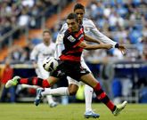 Iago Aspas intenta controlar un bal�n ante la mirada del madridista Varane.