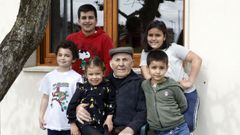 Celestino con cinco de sus seis bisnietos