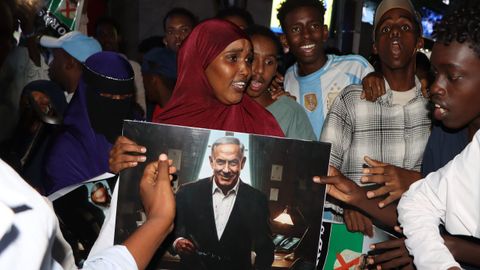 Un mujer sostiene una foto de Netanyahu durante una protesta contra Israel en Mogadiscio por el��reconocimiento de Somalilandia como Estado por parte de Israel