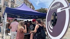 Los puestos de venta de vinilos de la feria Xiradiscos tuvieron gran afluencia por el d�a en Ribeira
