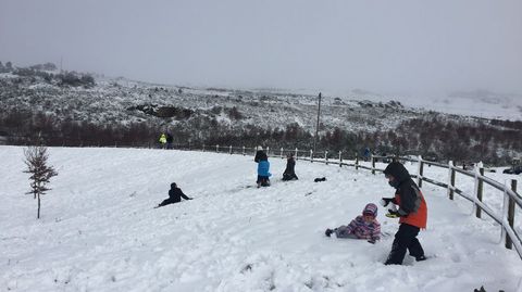 Ni�os jugando en la nieve