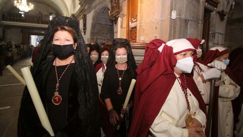 La Irmandade do Cristo da Misericordia sac en procesin las imgenes del Ecce Homo y las vrgenes de la Amargura y la Soledad tras la celebracin de la misa.