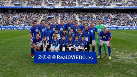 Alineacion Real Oviedo Albacete Carlos Tartiere.Los futbolistas del Real Oviedo posan con aficionados azules