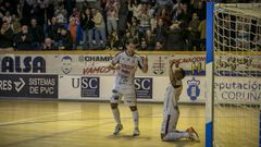 Ismael y Biel celebran uno de los tantos conseguidos en el partido de Copa del Rey entre el Portus Apostoli y el Valdepe�as.