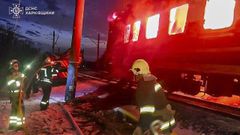 Bomberos trabajan en las labores de extinci�n de los vagones que ardieron a consecuencia del ataque