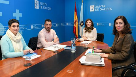 Cruz Castro e Iv�n Rodr�guez, de Asoporcel, con la conselleira �ngeles V�zquez y la�directora xeral de Patrimonio Natural, Marisol D�az.