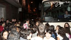 Imagen de archivo de jvenes esperando para entrar al Noitebs en Laracha.