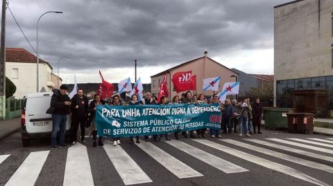 Protesta de la CIG y el BNG, esta ma�ana, frente a la residencia