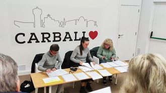 Gema Reino, Ana Cancela y Cris Castro, durante la asamblea
