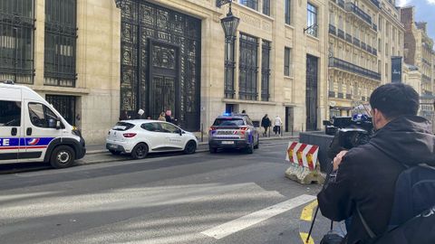  La polic�a francesa acordona este 28 de marzo de 2026 la fachada de la sede de una sucursal del Bank of America en la calle de la Bo�tie de Par�s, en la que una patrulla logr� desarticular durante la madrugada un ataque terrorista al detener a un hombre que estaba a punto de encender un explosivo.