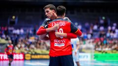 Los jugadores de la selecci�n celebran la victoria.