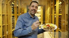 Xurxo Rivas, de O Secreto, con el plato de raxo con el que gan&oacute; uno de los Premios da Coci&ntilde;a Galega
