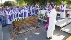 Sacerdotes de la zona, en el entierro de su compa�ero Lorenzo Casti�eira, hace dos a�os