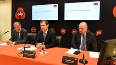 El consejero delegado de EdP Espa�a, Miguel Stilwell d�Andrade (centro); el director comercial, Javier S�enz de Jubera (izquierda), y el responsable de Naturgas, Massimo Rossini (d), durante la rueda de prensa en la que presentaron los resultados de la el�ctrica en Oviedo en marzo