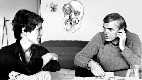 Vera y Milan. Vera Hrab�nkov� y Milan Kundera, por entonces ya casados, en su piso de Rennes, ciudad francesa a cuya universidad lleg� el escritor checo en julio de 1975 para ocuparse por unos a�os como profesor asociado. La salida de Praga termin� por ser para toda la vida. Obtuvo la nacionalidad gala en el a�o 1981.