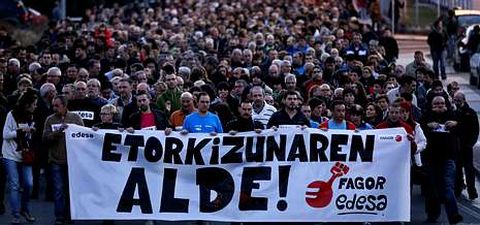 �A favor del futuro�, se pod�a leer en vasco en la pancarta que encabezaba la marcha de miles de trabajadores de Fagor y Edesa por las calles de Mondrag�n.